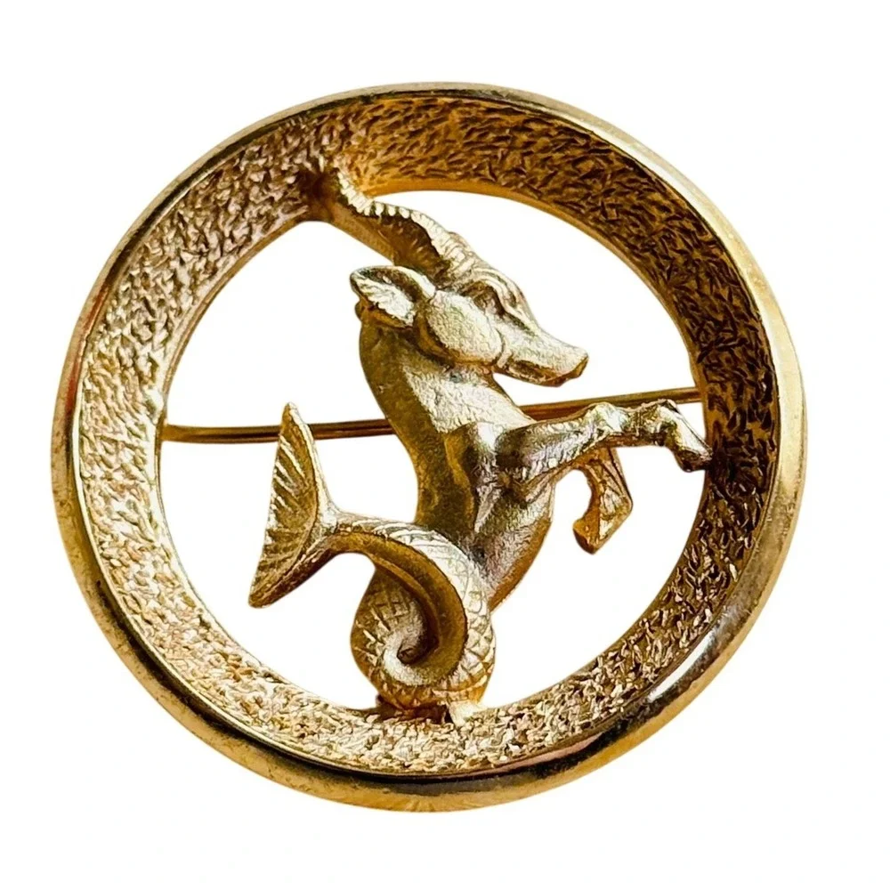 Crown Trifari VTG Capricorn Ram Zodiac Pin Brooch Signed estate Gold‎ Retro 60s